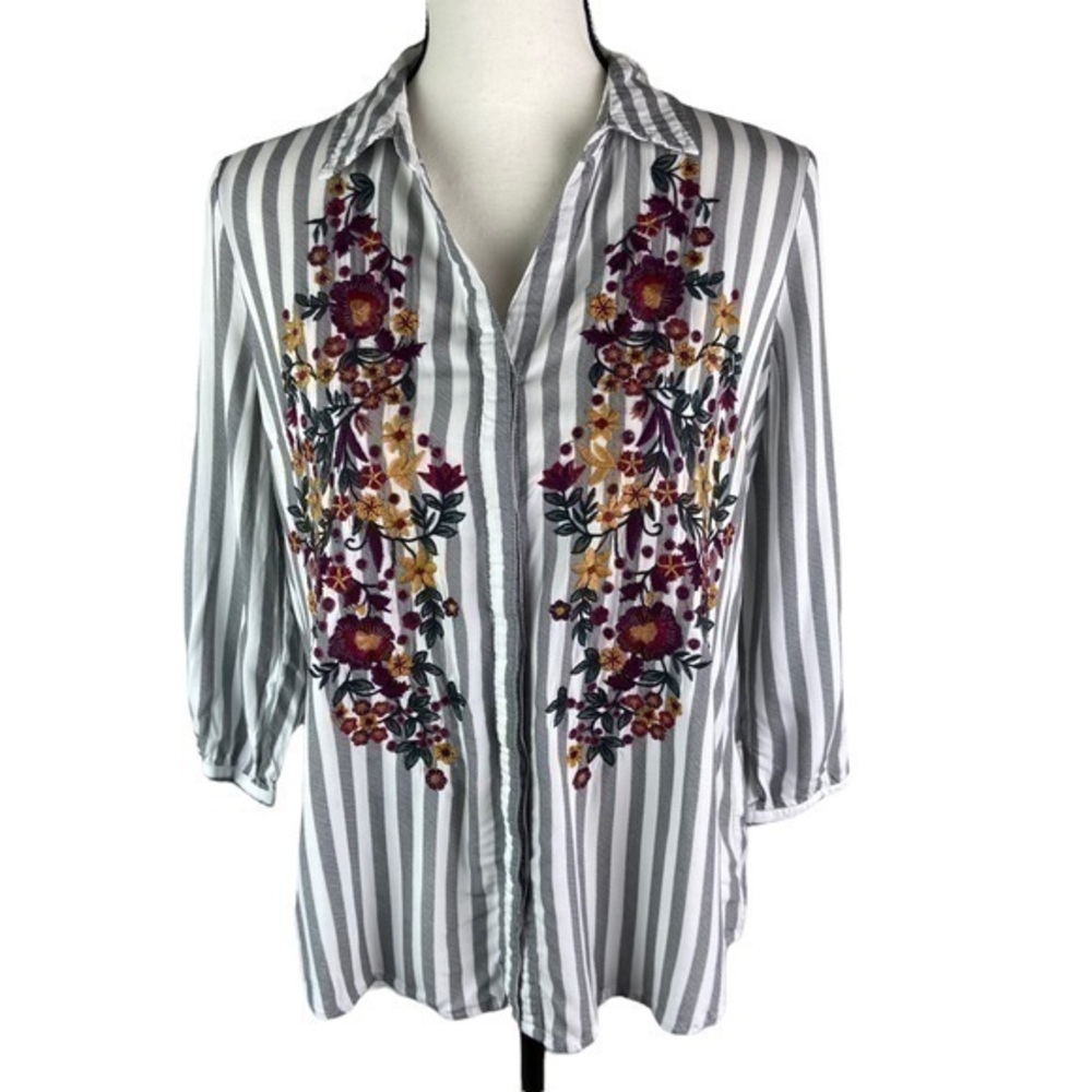 Skies Are Blue Top Size M Floral Embroidered Striped Button Down Top